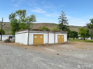 1407 1/2 Columbia Ave, Bridgeport, WA 98813