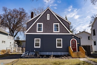 912 11th St S, Moorhead, MN 56560