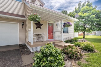 9240 Swallow Cir, Monticello, MN 55362