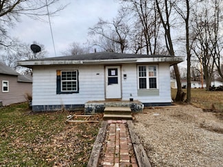 1010 E Adams St, Taylorville, IL 62568