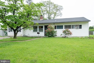 20 Serpentine Ln, Levittown, PA 19055