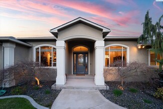 656 Lago Vista Dr, Richland, WA 99352