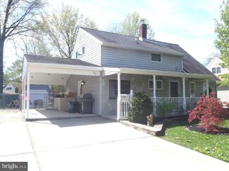 52 Iroquois Rd, Levittown, PA 19057