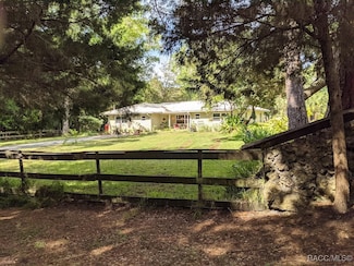 25 64th St, Yankeetown, FL 34498