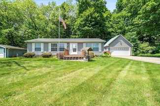 61738 Lake View Dr, Cassopolis, MI 49031