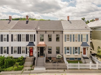 22 8th St, Hudson, NY 12534