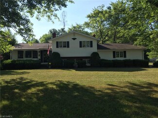 7198 Oak Hill Dr, West Farmington, OH 44491