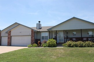 605 Clover Ln, Hesston, KS 67062