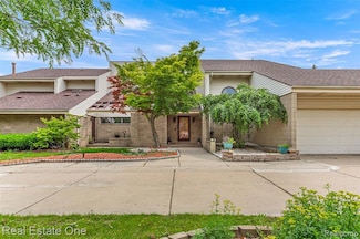 18191 Country Club Cir, Riverview, MI 48193