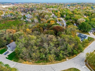 5565 NW Raintree Dr, Parkville, MO 64152