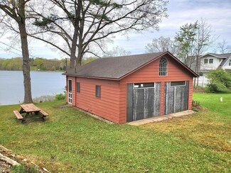 684 E Lake Sixteen Dr, Allegan, MI 49010