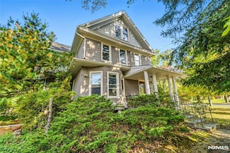 150 Tappan Rd, Harrington Park, NJ 07640