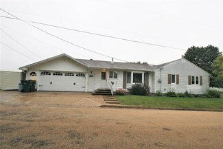 109 4th St NE, Waukon, IA 52172