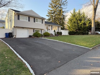 4 Hemlock St, Montvale, NJ 07645