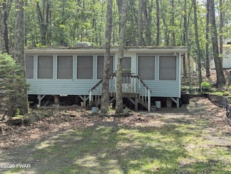 125 Tribes Dr, Shohola, PA 18458