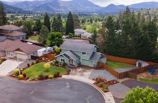 215 NW Knight Ct, Grants Pass, OR 97526