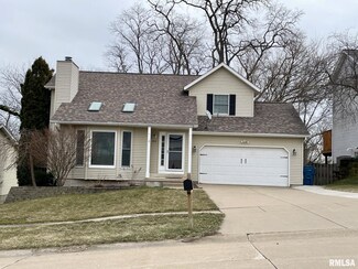 613 N 4th St, Le Claire, IA 52753
