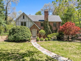 81 Garden Rd, Wellesley Hills, MA 02481