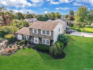 360 Woodside Ave, Bellport, NY 11713