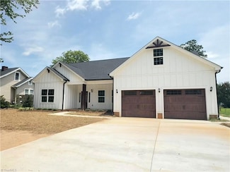 607 Salisbury St, Kernersville, NC 27284