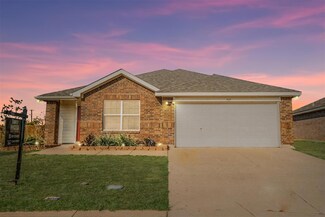 525 Fairbrook Ln, Fort Worth, TX 76140