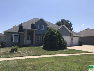 408 Baywood Dr, Sergeant Bluff, IA 51054
