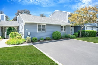 195 Alicia Dr Unit 195, North Babylon, NY 11703