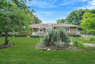 2 Clearbrook Dr, Smithtown, NY 11787