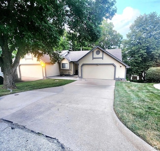 1439 Applegate Ct, Lawrence, KS 66049
