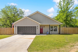 624 Oak St, Cleburne, TX 76031