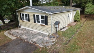 9 Greenwich Dr, High Bridge, NJ 08829