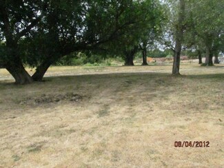 244 W Howard St, Tipton, MO 65081
