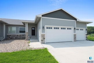 111 Mydland Dr, Harrisburg, SD 57032