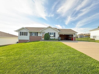 203 Hickory Ridge Ln, Glenwood, IA 51534