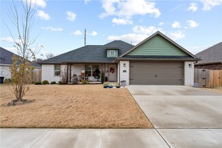 983 Hampton St, Tontitown, AR 72762