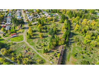 000 Jasper Dr, Oakridge, OR 97463