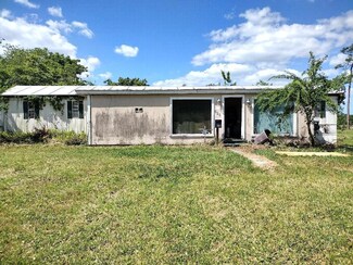 513 King Charles Cir, Deland, FL 32724