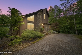 1907 Oakwood Rd, Walland, TN 37886