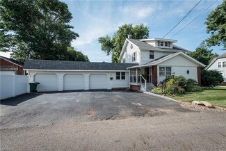 2006 41st St NW, Canton, OH 44709