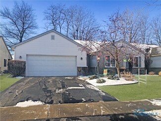 542 Crystal Lake Dr, Holland, OH 43528
