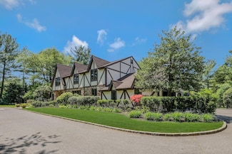 19 Amber Ln, Oyster Bay, NY 11771