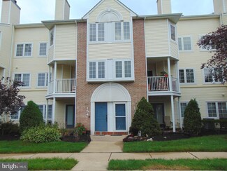 154 Naomi Ct Unit 812, Levittown, PA 19057