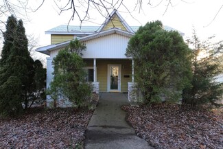 715 N Main St, Veedersburg, IN 47987