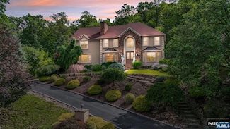 16 Shadow Ridge Run, Wayne, NJ 07470