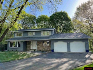 19 Robin Ct, North Mankato, MN 56003