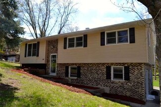 110 Hickory Rd, Oakwood Hills, IL 60013