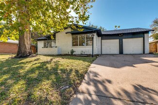 6920 Robinhood Ln, Fort Worth, TX 76112