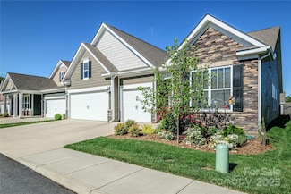 70 Cameo Dr, Flat Rock, NC 28731