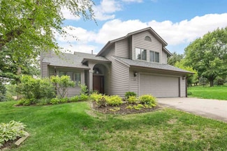 13 S View Dr, Iowa City, IA 52240