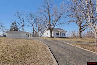 702 702 S 4th St, Le Sueur, MN 56058